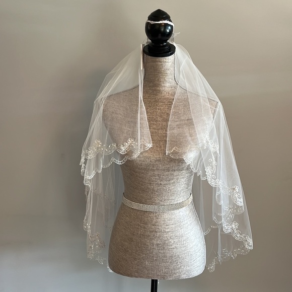 David’s bridal white wedding dress never used size 9. Comes with veil and belt - Picture 10 of 16